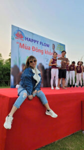 Đội ngũ sáng lập Happy Flow gồm Minh Bình và Nhi trong một buổi họp