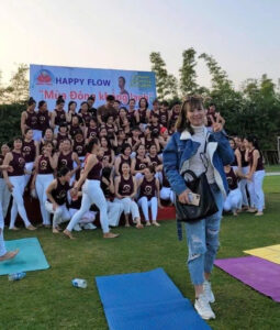 Lớp học Happy Yoga kết nối những người đam mê tập luyện thể thao