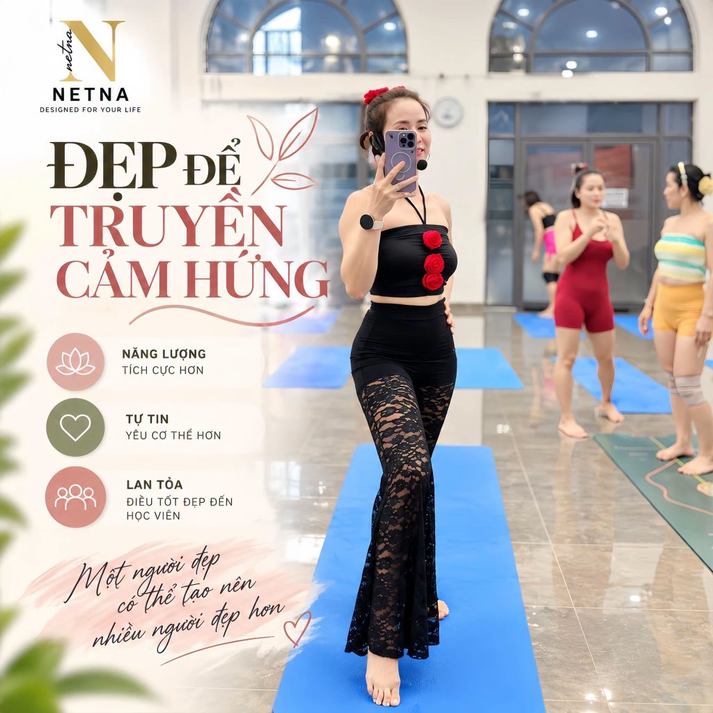 Huấn luyện viên yoga tự tin truyền cảm hứng trong trang phục áo hoa hồng phối quần loe ren thương hiệu NETNA